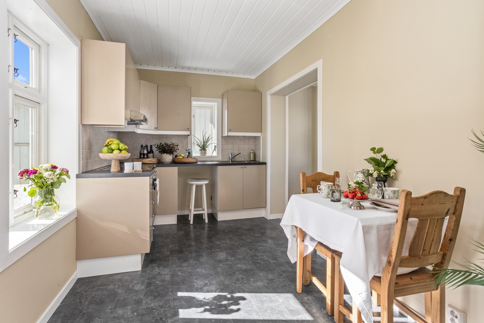 Plass til spisebord på kjøkkenet. Galleribilde