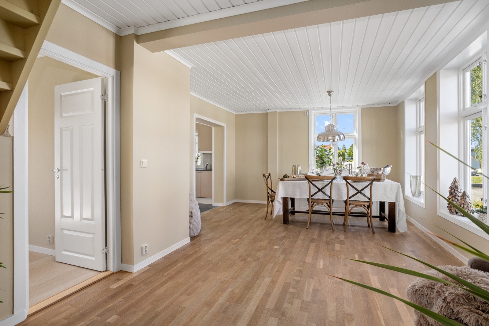 De mange vinduene gjør boligen lys og trivelig. Galleribilde