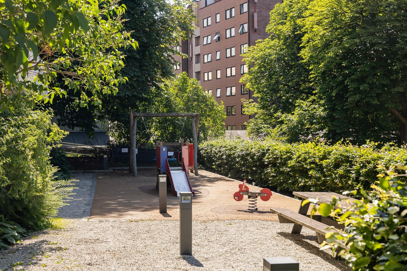 Lekeplass i bakgården Galleribilde