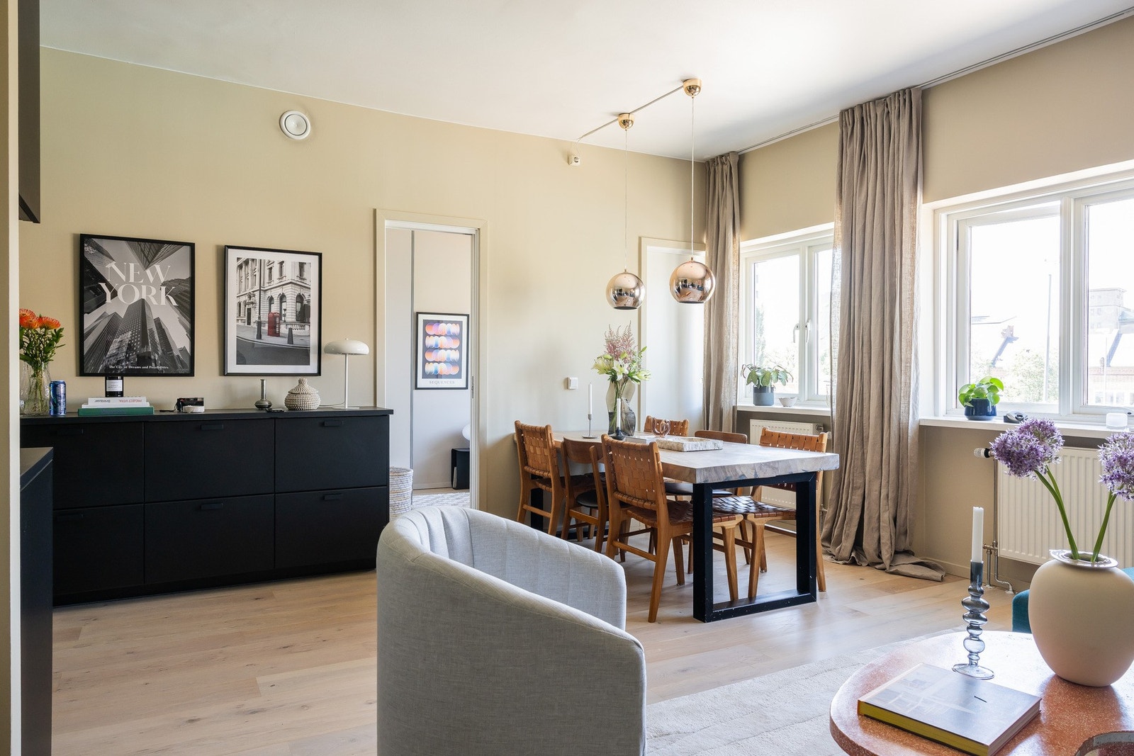 Lys og åpen stue med 1-stavs eikeparkett fra 2019 Galleribilde