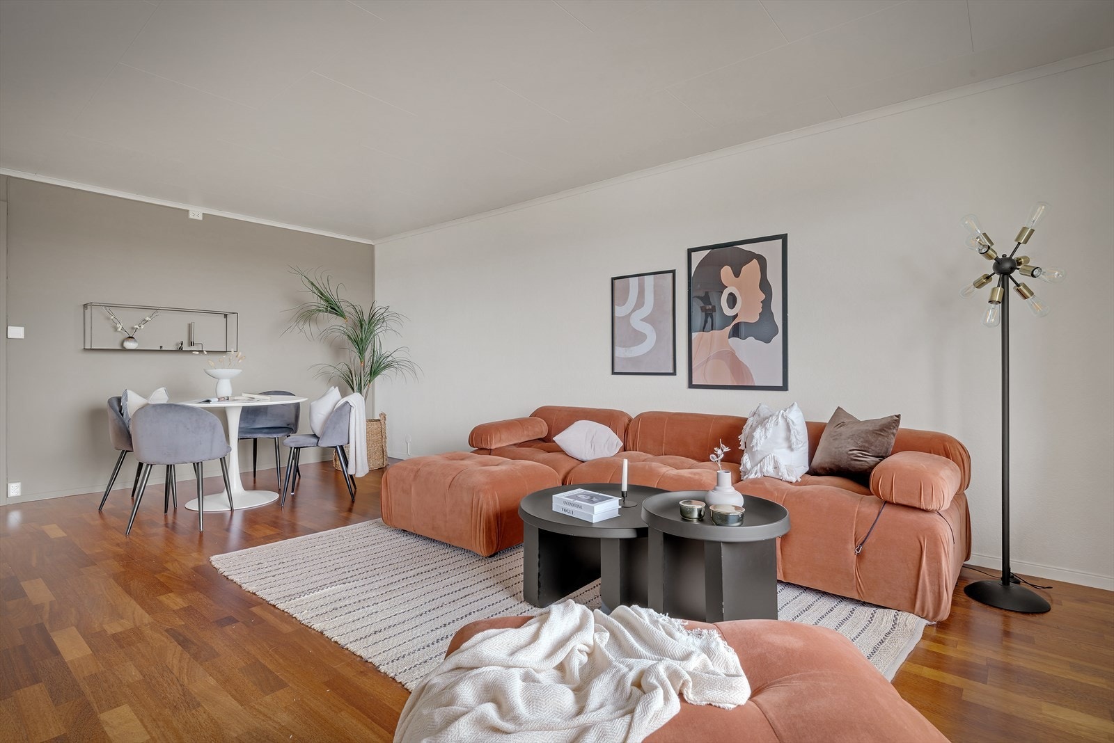 - Her har man god plass til både spisebord og sofagruppe i ulike soner - Galleribilde