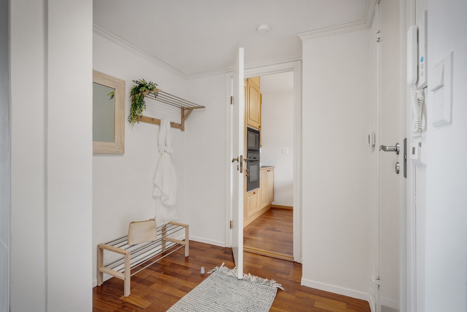 - Gangen måler 4,9m² og har god plass til oppbevaring av sko og yttertøy - Galleribilde