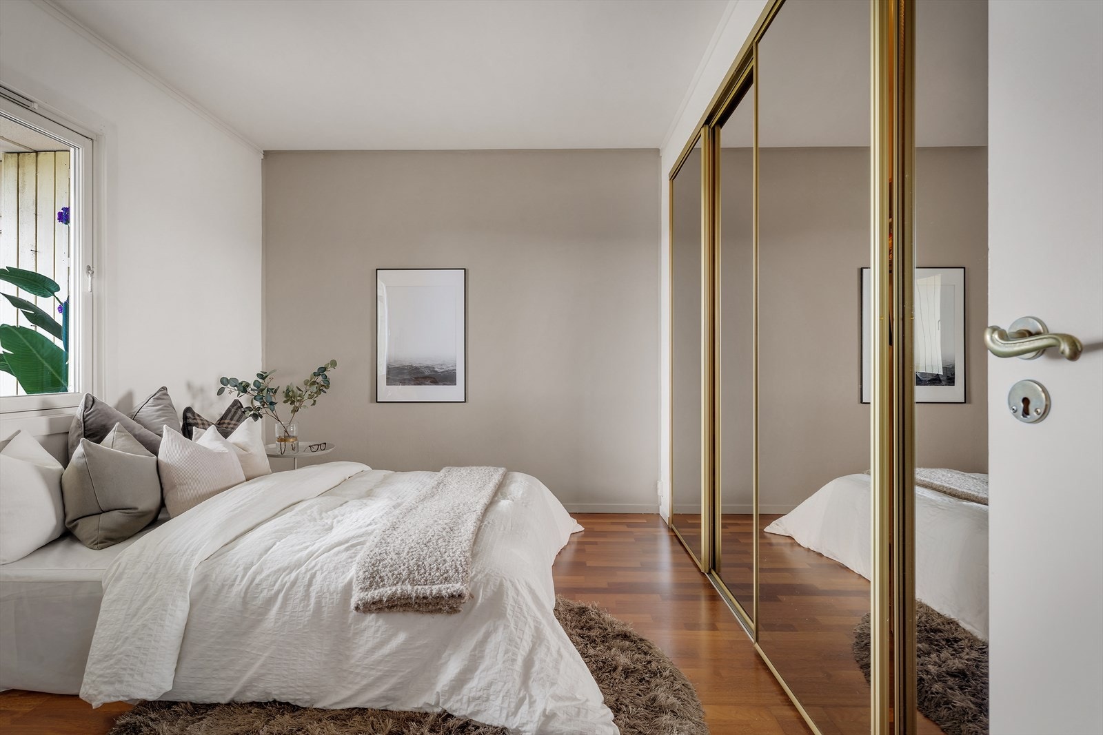 - Hovedsoverommet er av svært god størrelse med integrert skyvedørsgarderobe - Galleribilde