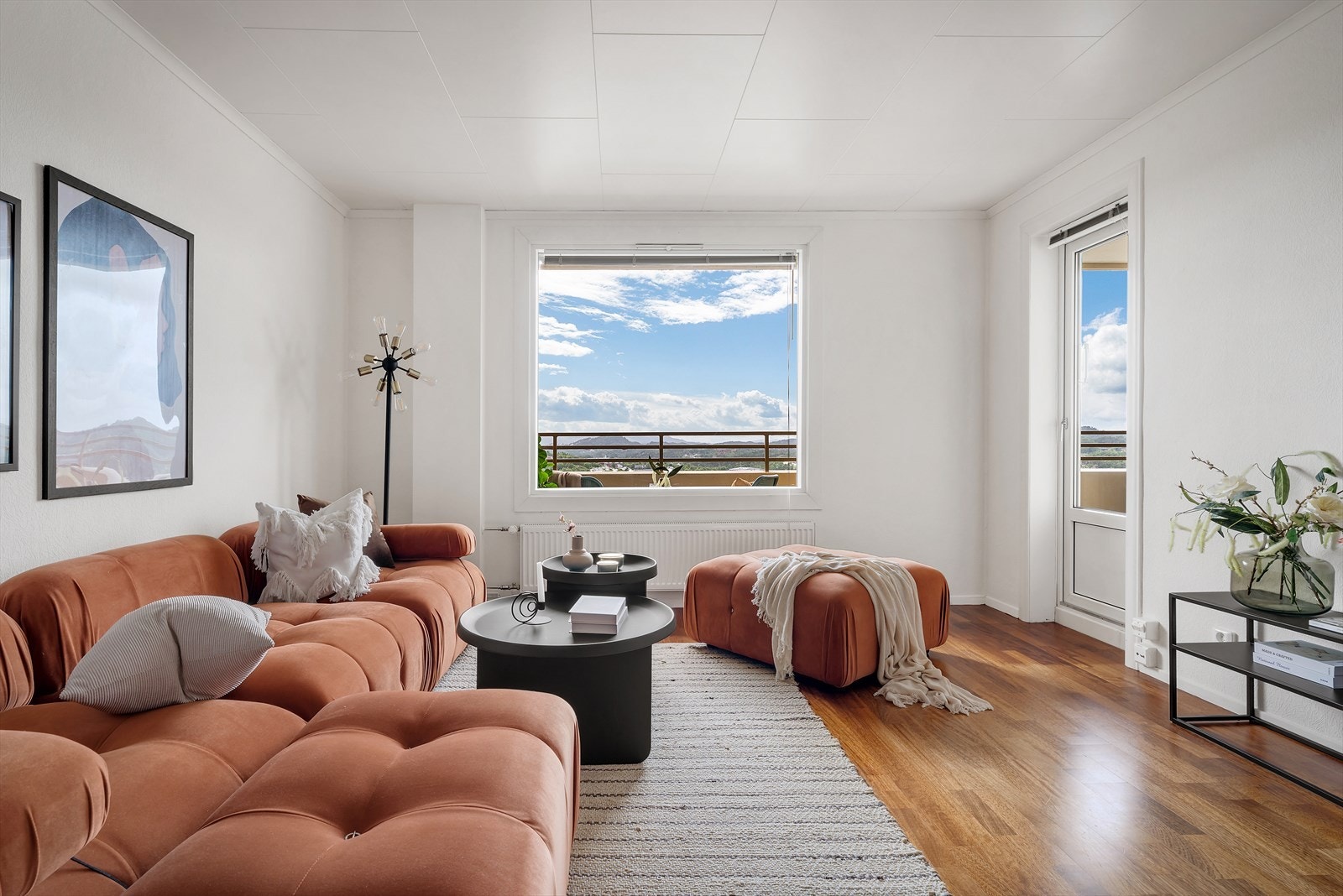 - Den fantastiske utsikten kan også nytes fra sofakroken - Galleribilde