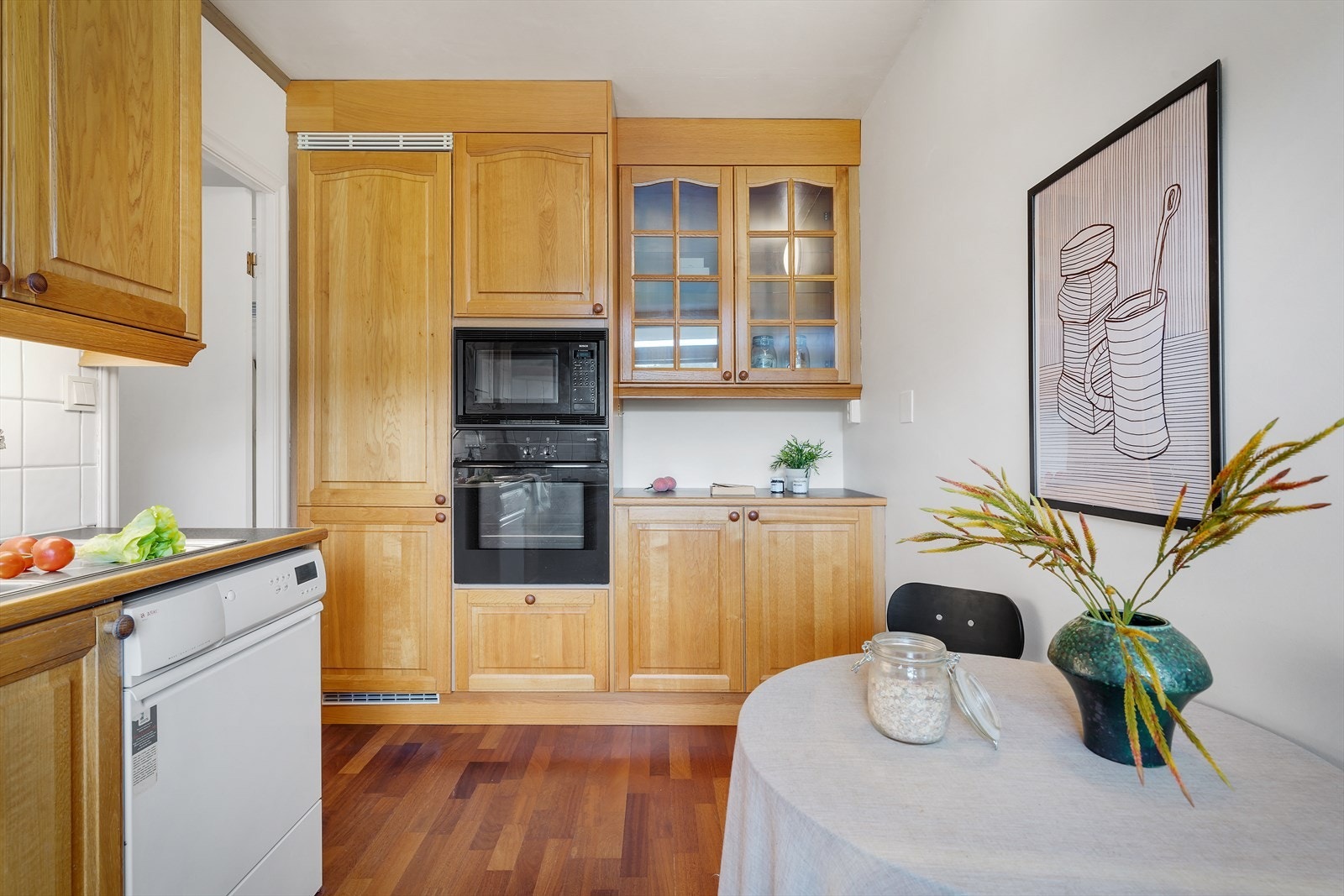 - Her er det også plass til et hyggelig frokostbord om ønskelig - Galleribilde