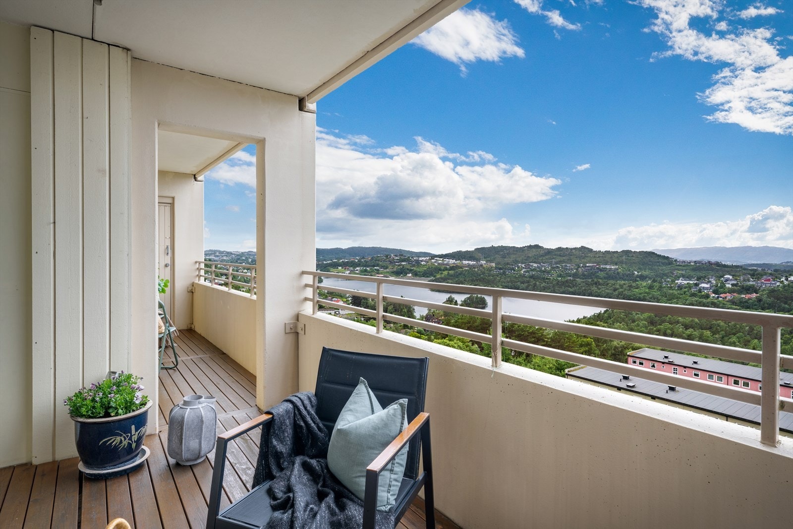 - En flott, høytbeliggende leilighet med usjenert beliggenhet, skjermet for innsyn - Galleribilde