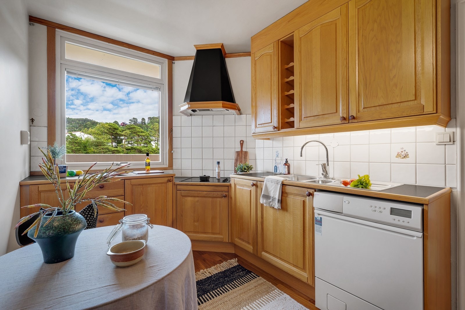 - Kjøkkeninnredning med profilerte eikefronter og benkeplate i laminat - Galleribilde