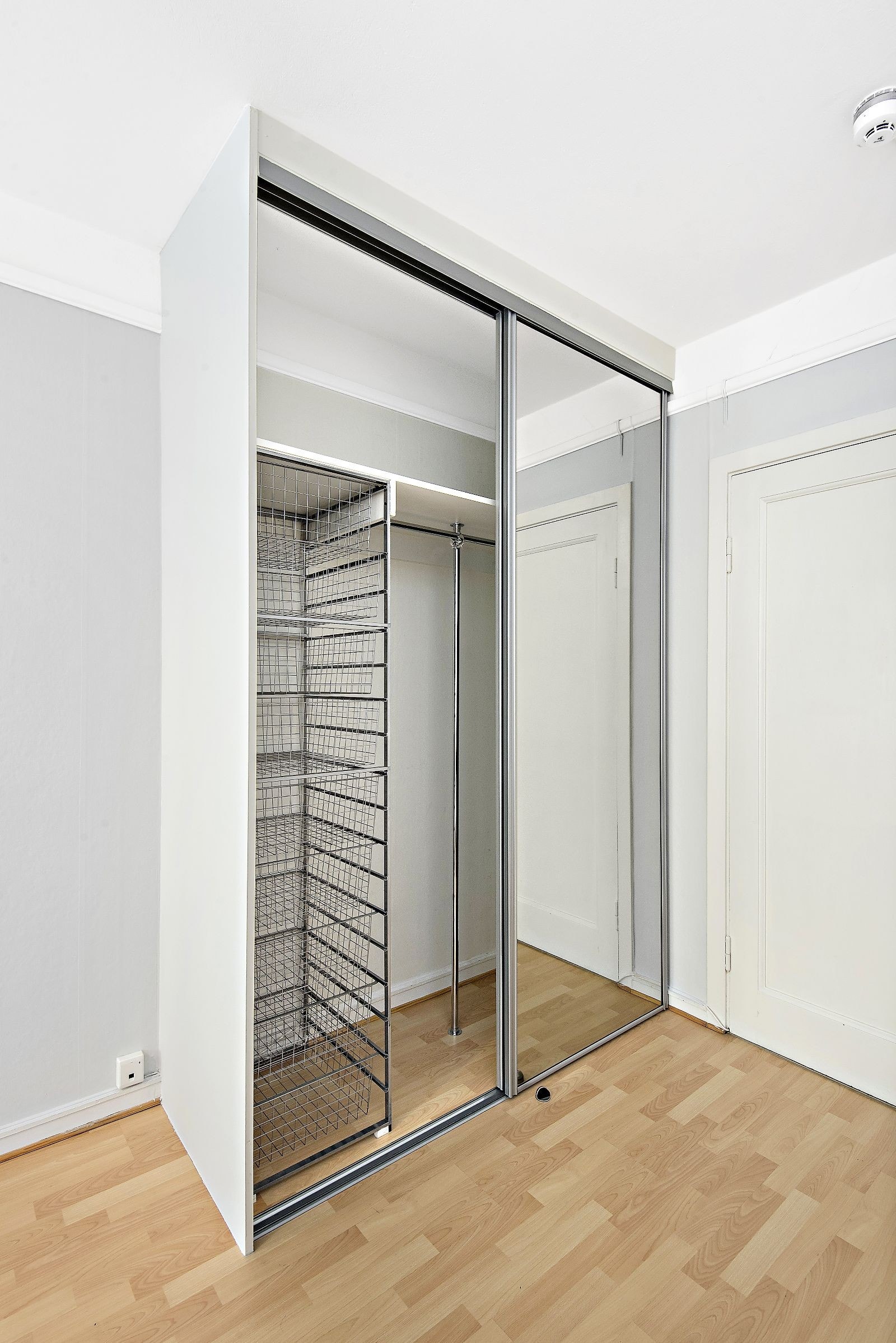 Entre med skyvedørsgarderobe (med innredning) Galleribilde