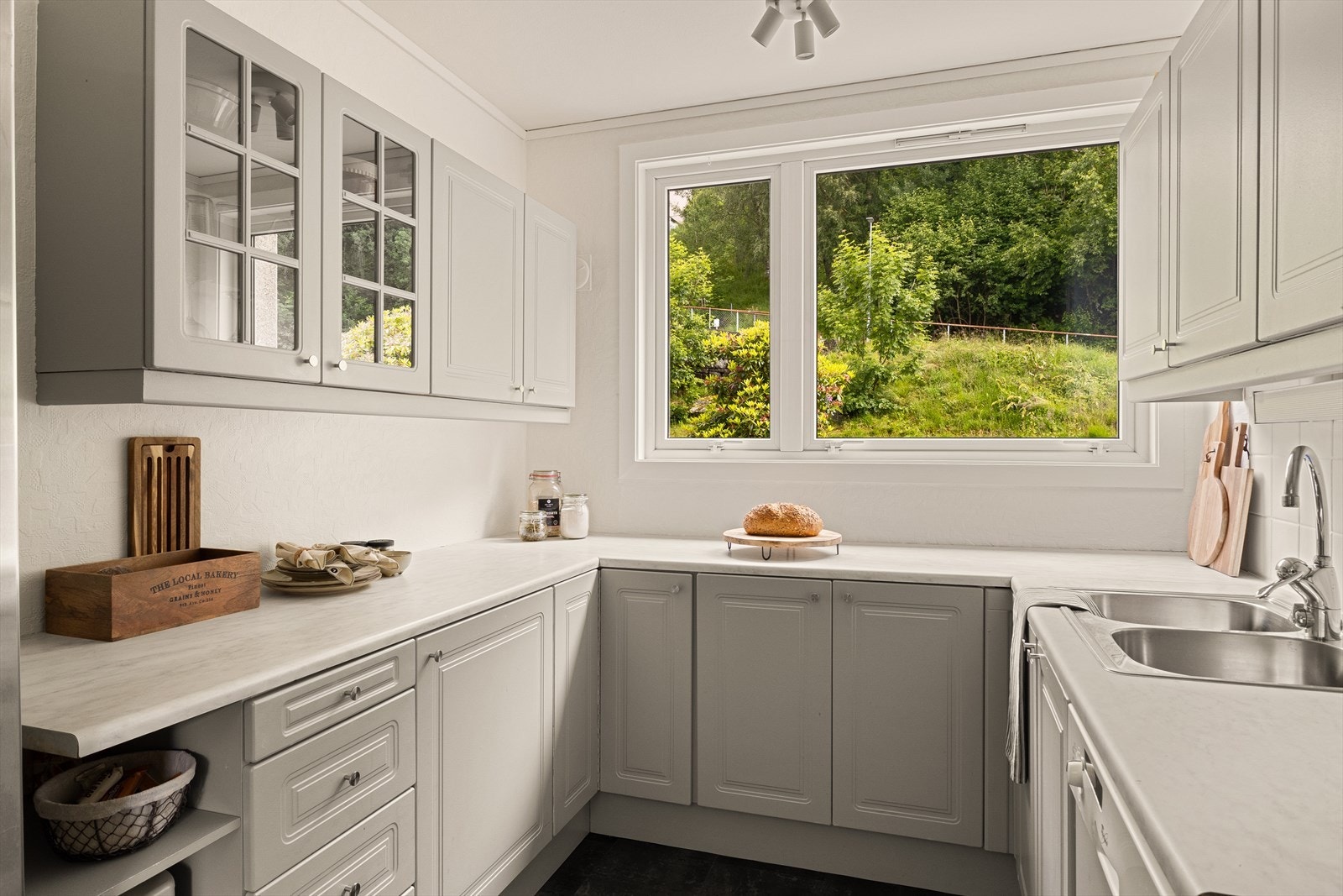 Praktiske fliser over benkeplaten på den ene siden Galleribilde