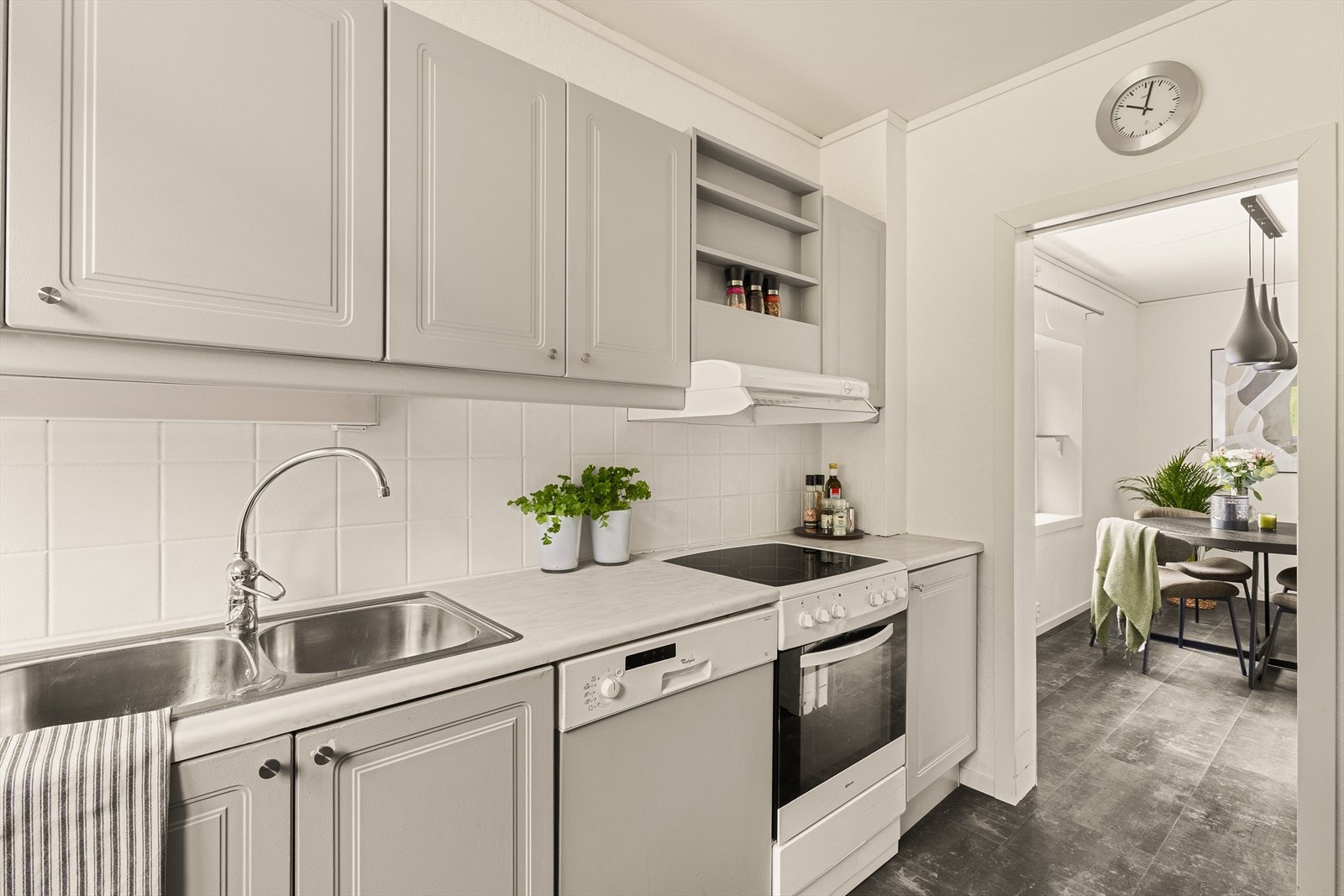 Pent kjøkken med malte profilerte fronter og laminert benkeplate Galleribilde