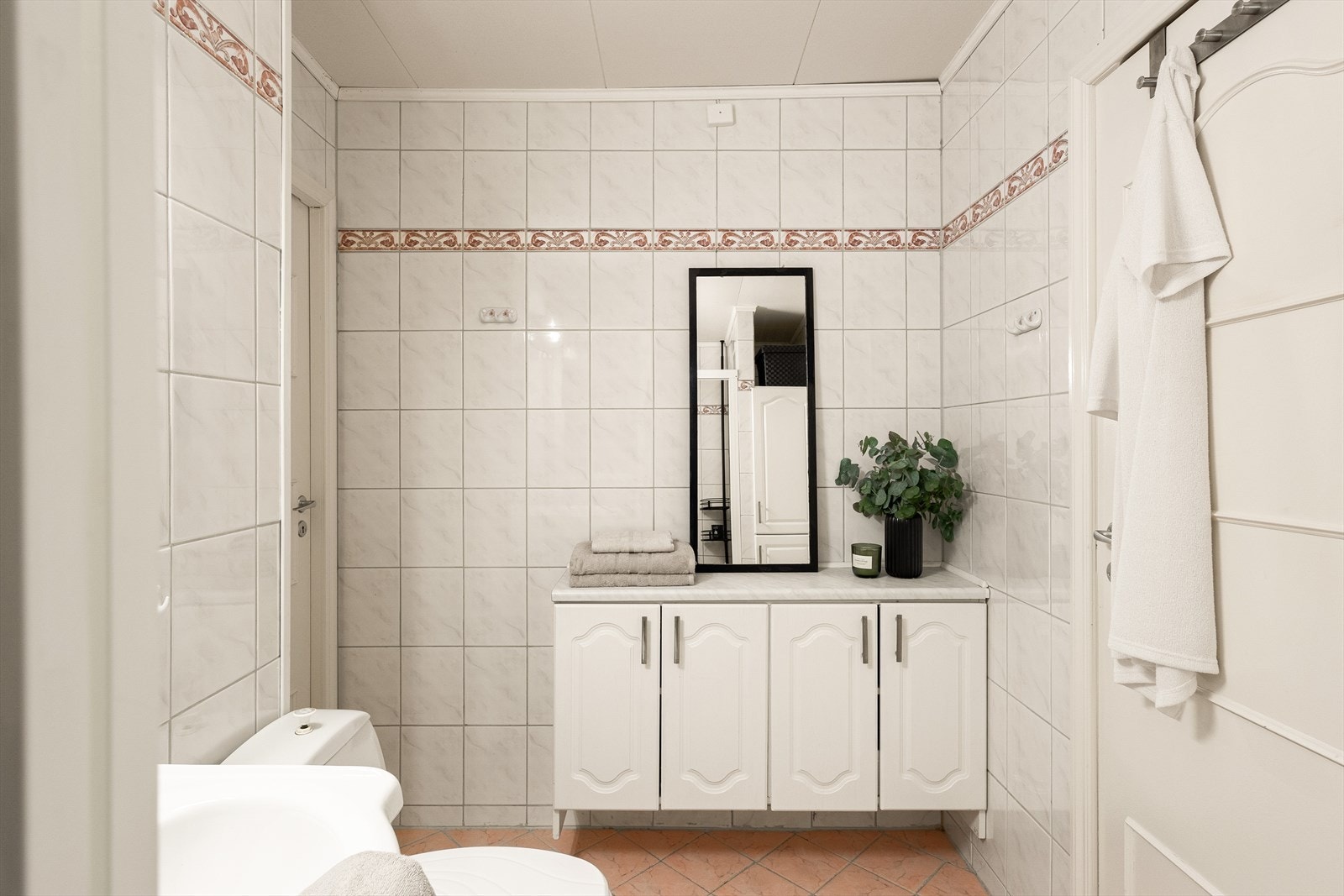 Badet er innredet med servant, toalett, speil med belysning, dusjhjørne og dusjnisje Galleribilde