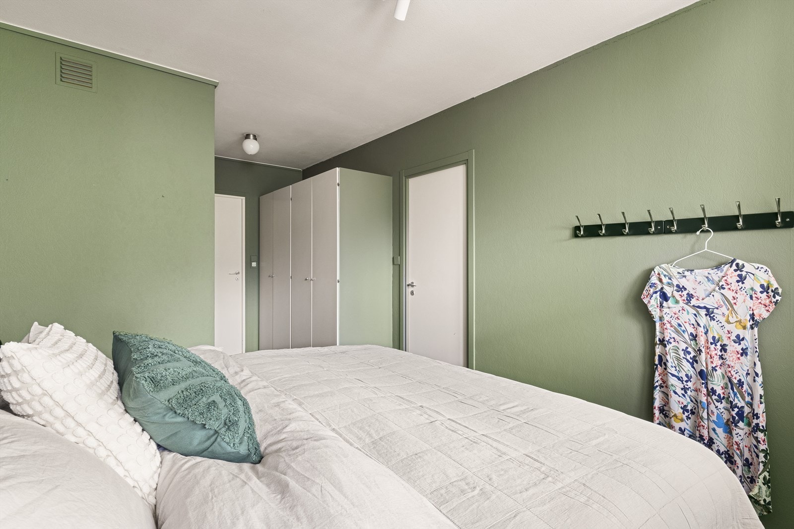 Hovedsoverommet har tilkomst til Walk-in og direkte inngang til badet Galleribilde