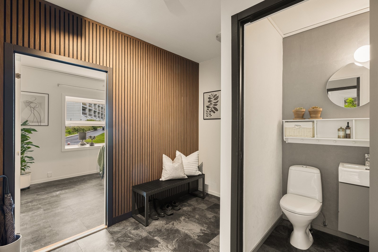 Toalettrom innredet med toalett og servant Galleribilde