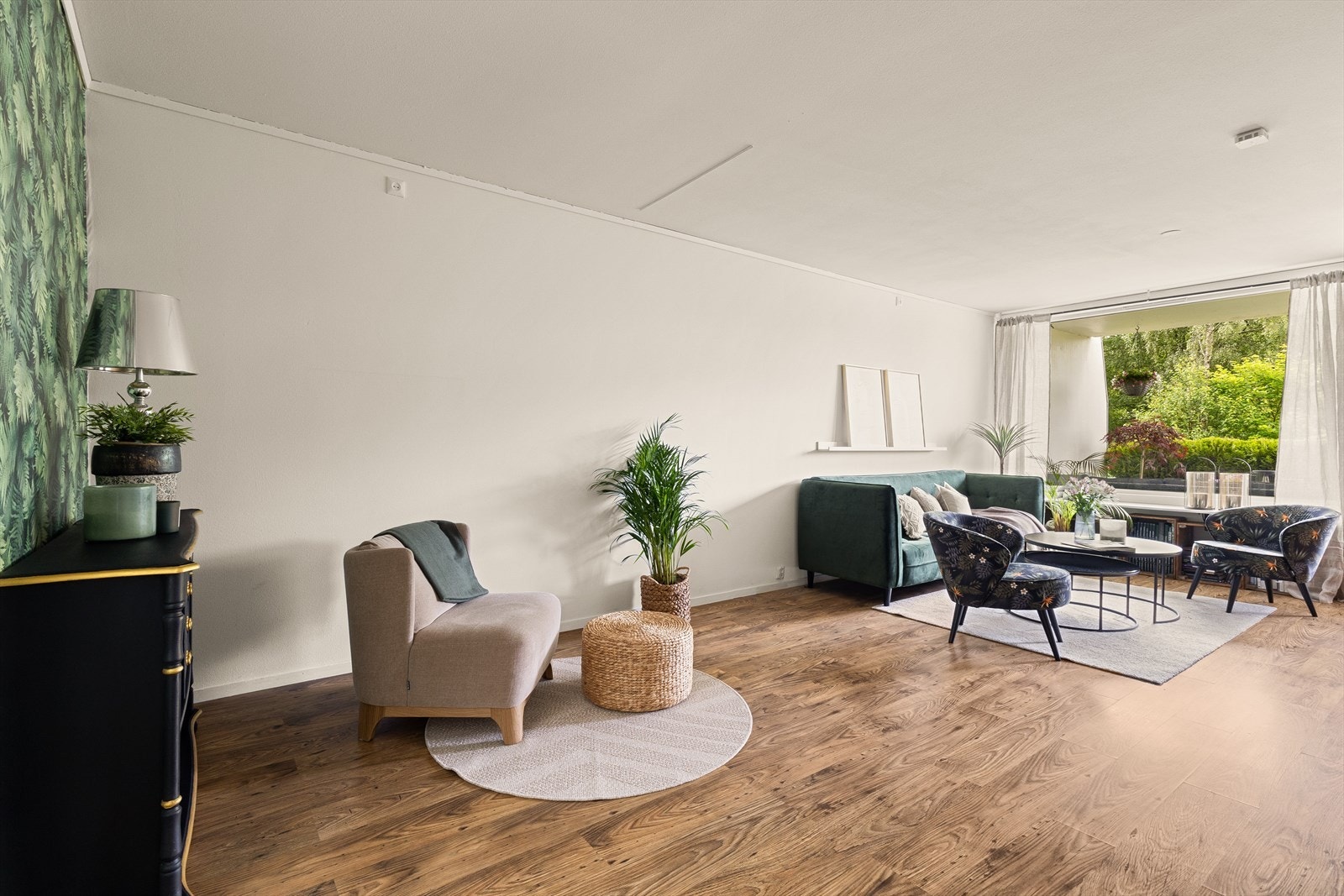 Fra spisestuen kommer man videre inn til stuen som enkelt kan innredes med sofagruppe og annen ønsket møblering Galleribilde