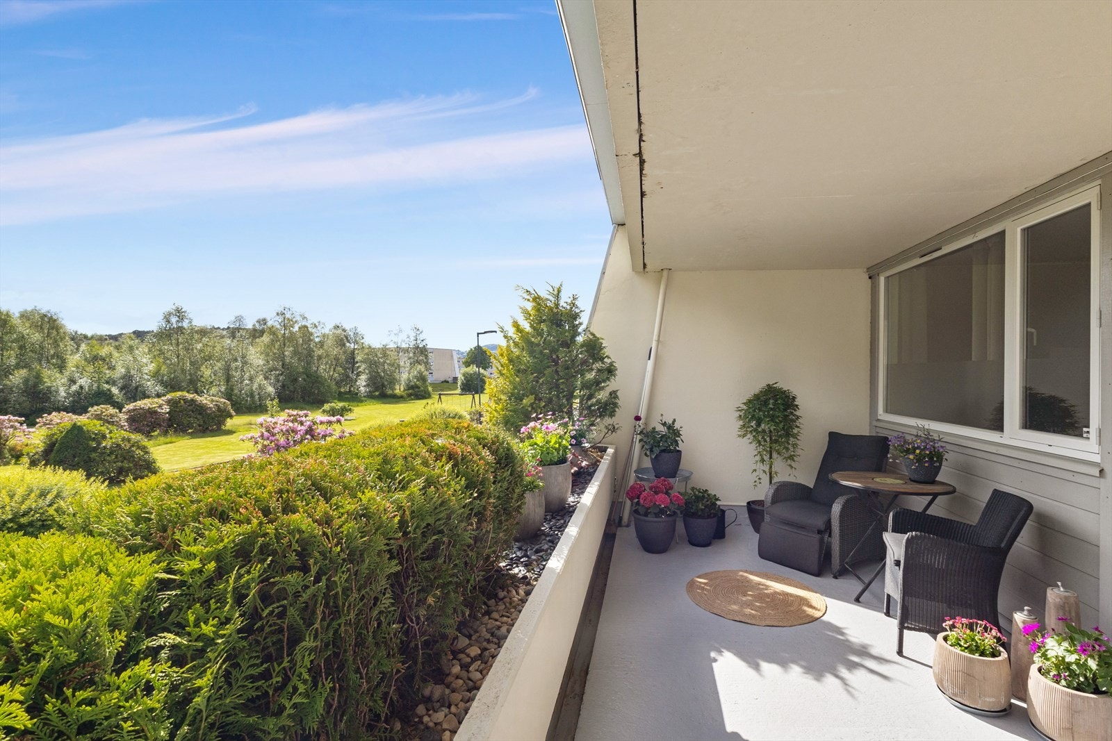 Sørvendt terrasse på 16,7 m² med utgang fra stue Galleribilde
