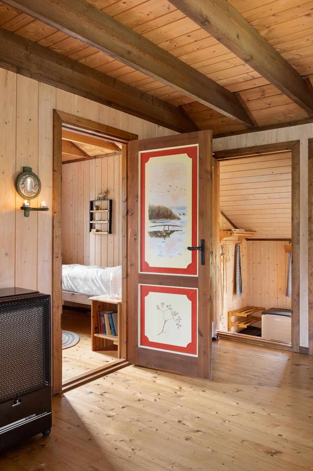 Hytta har i alt 2 soverom med totalt 5 sengeplasser + hems. Galleribilde