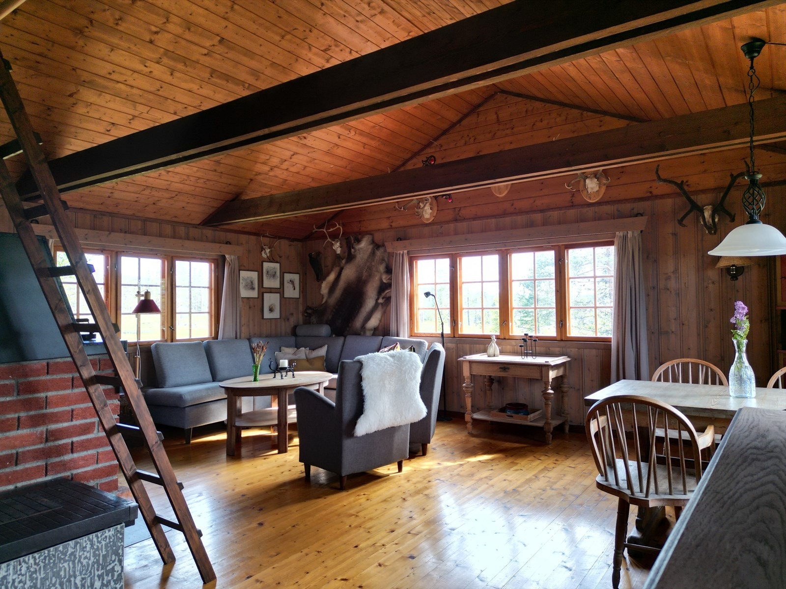 Romslig og åpen stue med raustet himling på ca. 3-4 meter. Dette gir rikelig med plass til en komfortabel salong og andre møbler. Galleribilde