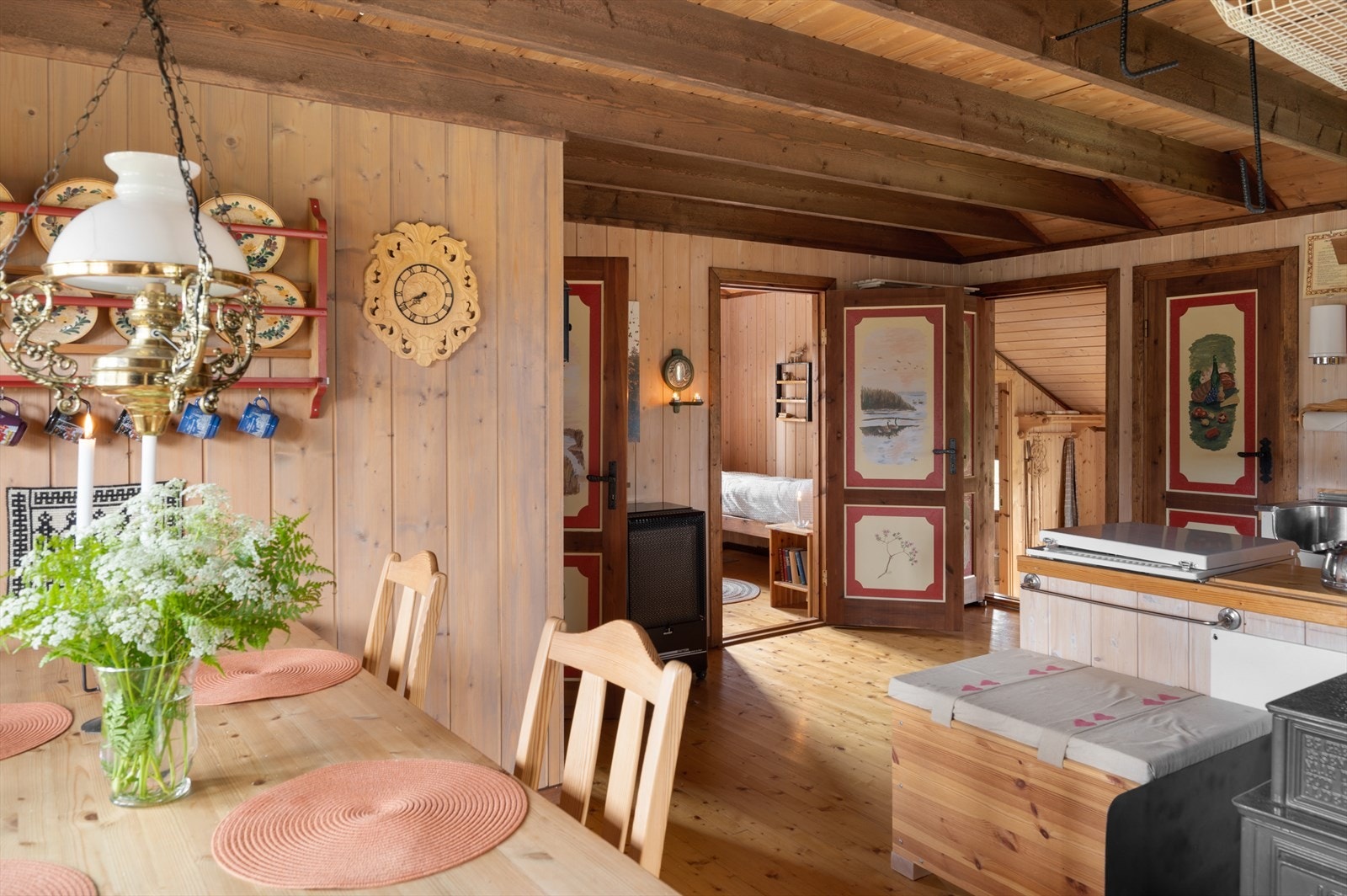 kjøkkenet er i en delvis åpen løsning med spisestuen og stuen. Dette skaper en inviterende og sosial atmosfære. Galleribilde