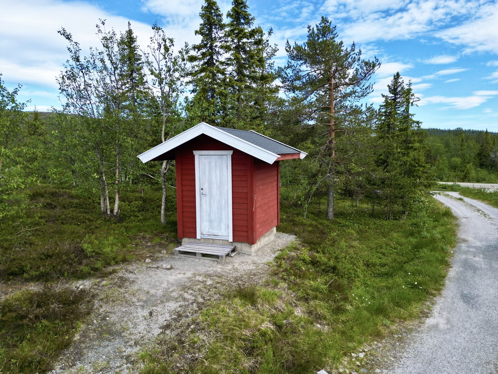 Pumpehuset og brønnen er felles for hele feltet hvor man enkelt kan hente vann til hytta. Galleribilde