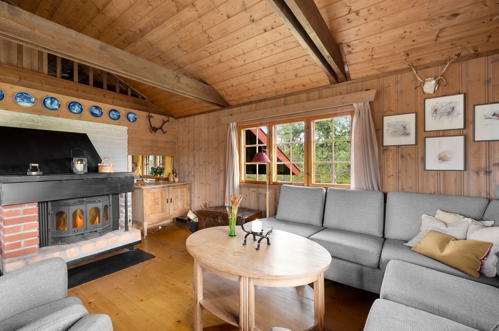 Sofahjørnet er plassert foran peisen, perfekt for hyggelige kvelder med nære og kjære. Galleribilde