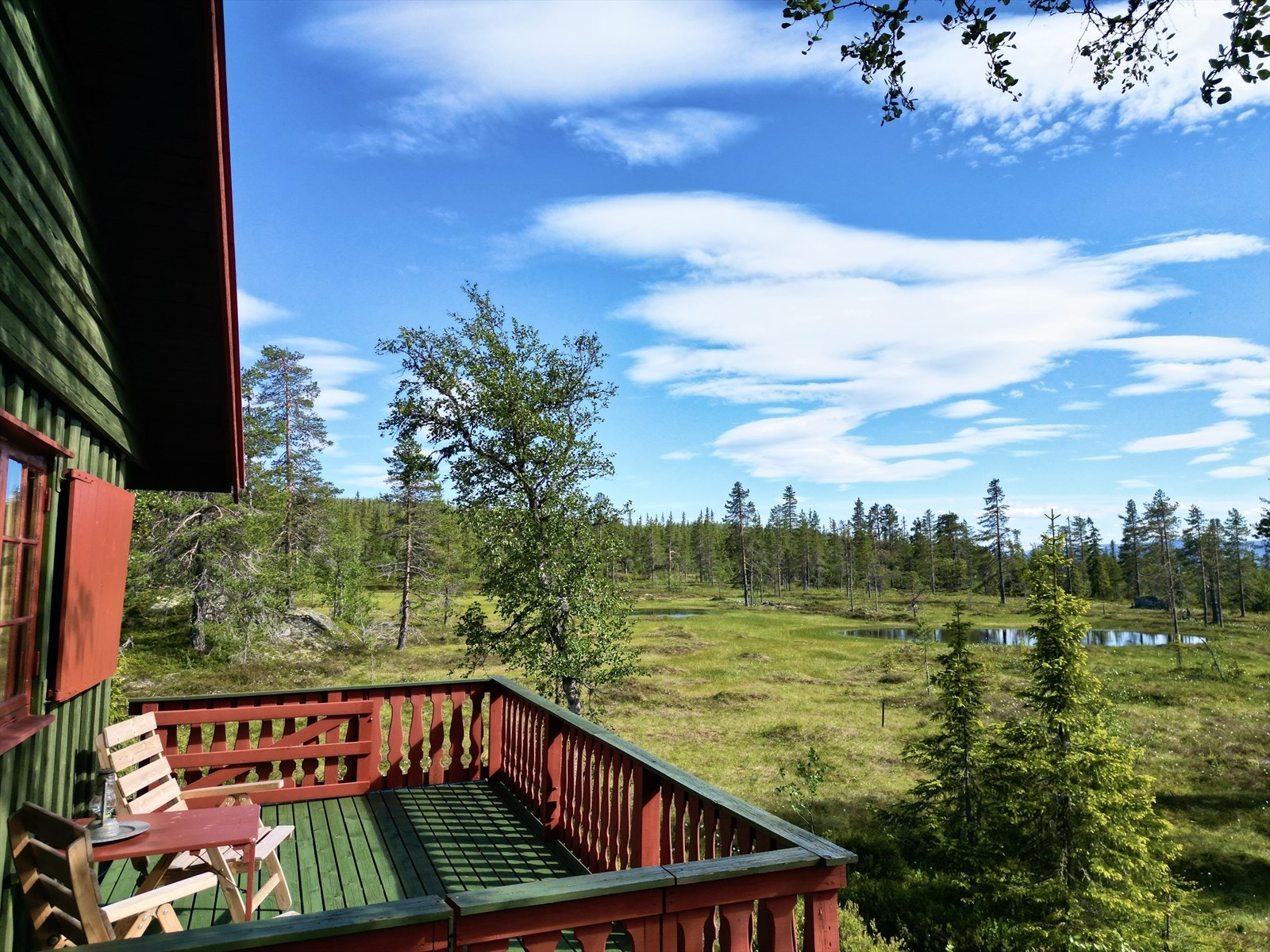 Terrassen er strategisk plassert slik at man får sollys fra morgen til kveld. Galleribilde