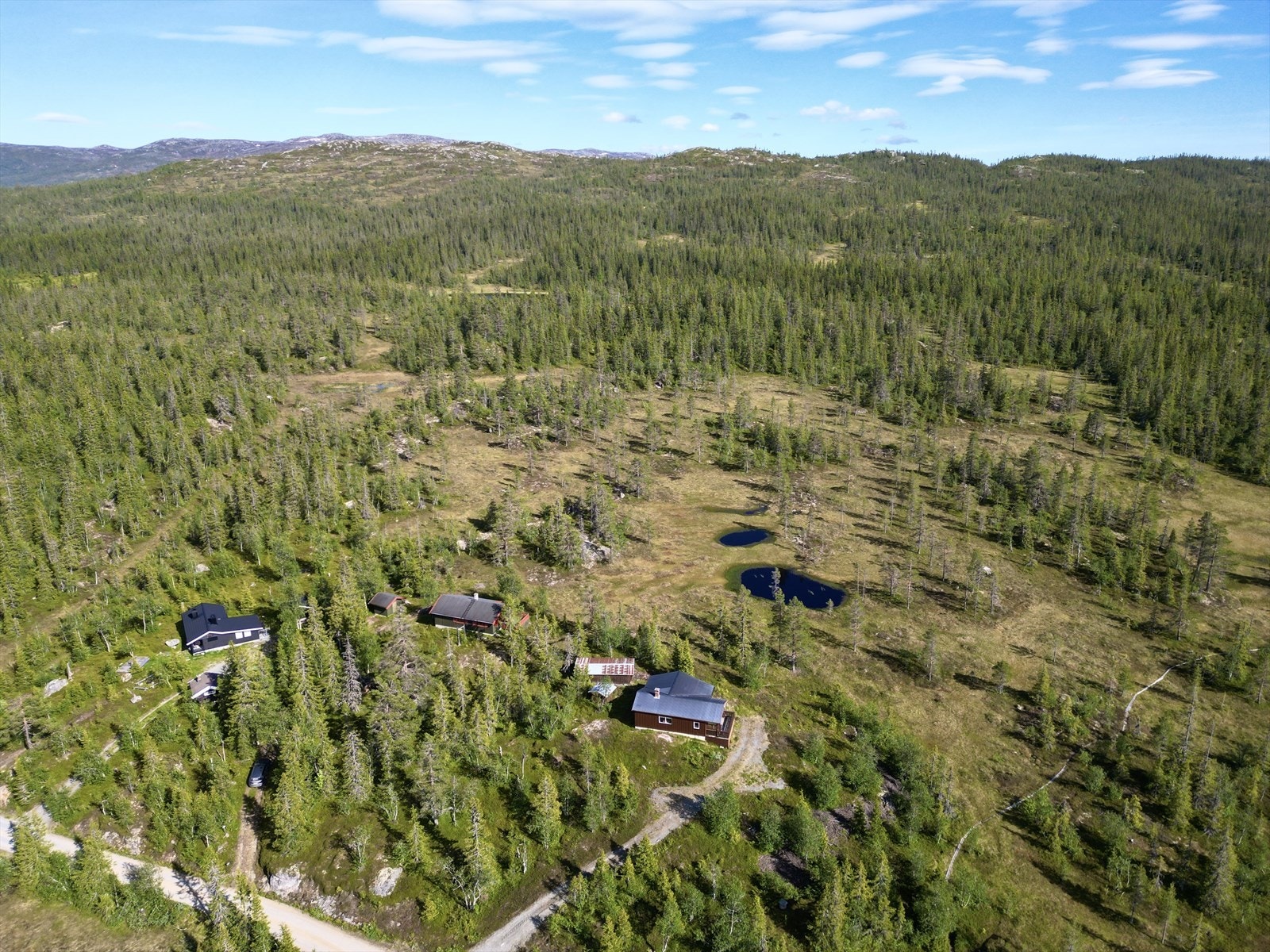 Fra hytta er det kun ca. 20 min til Turufjell Skisenter i bil om en ønsker seg en tur i alpinbakken. Vil du derimot ta deg en skitur bort til Turufjell er det kun ca. 4 - 5 km til baseområdet på Turufjell. Galleribilde