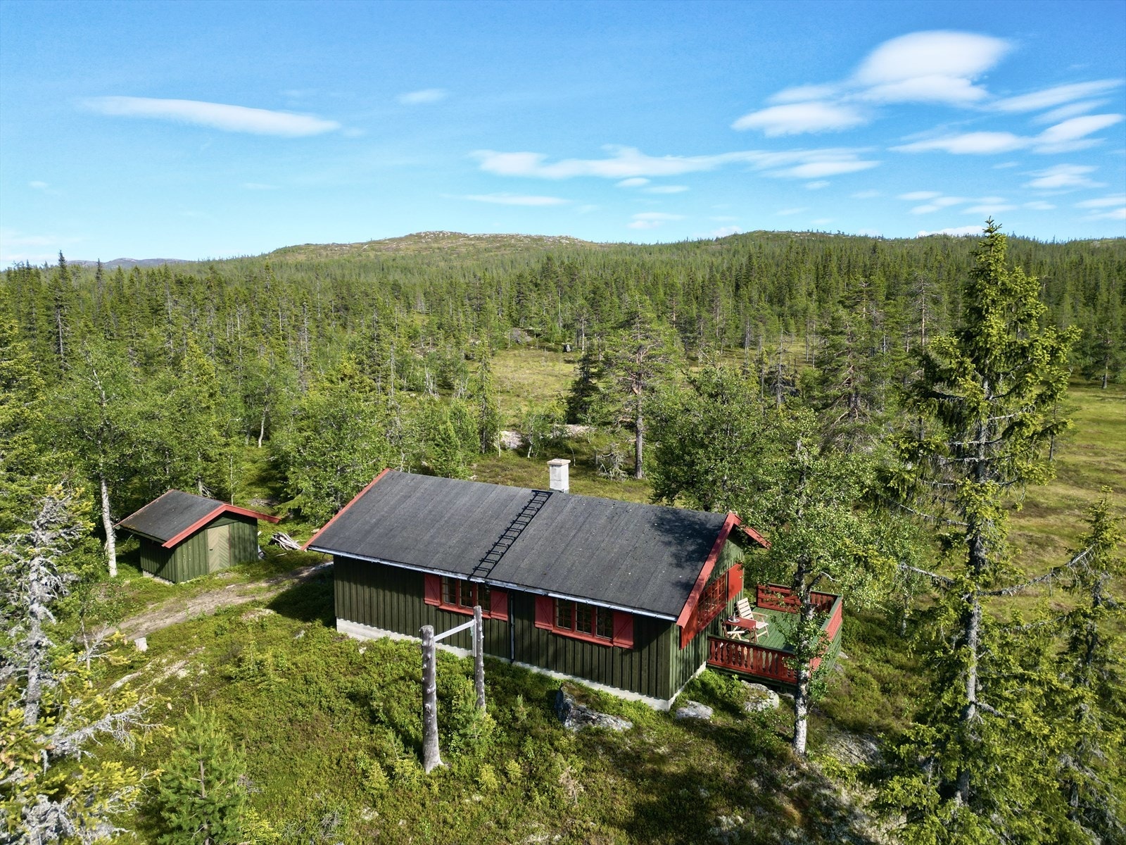 Hytta har gode solforhold og ligger i naturskjønne omgivelser nær Vassfaret og Turufjell! Galleribilde