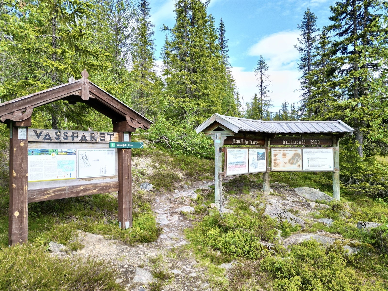 Hytta ligger i nærheten av sagnomsuste Vassfaret landskapsvernområde, her finnes en rik kulturhistorie og vakker natur. DNT har merket flere flotte og historiske turstier i området, som absolutt er verdt et besøk. Galleribilde
