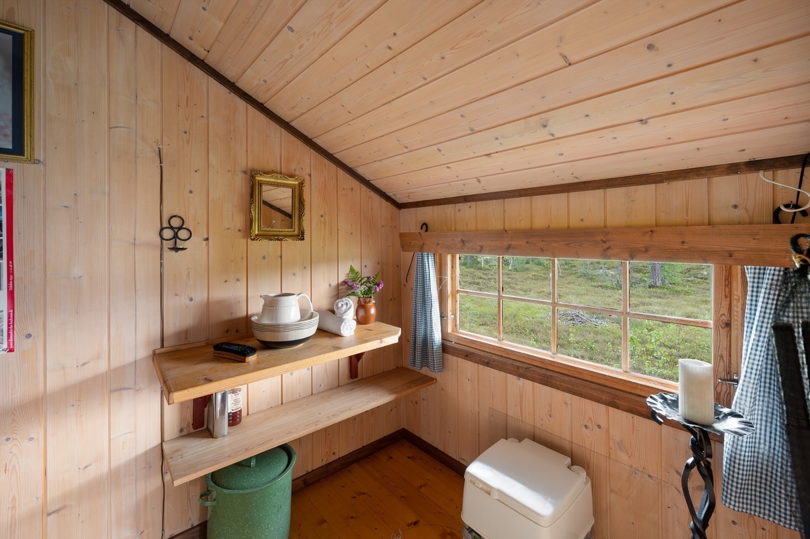 Hytta har en innvendige bod med gode oppbevaringsmuligheter. Galleribilde