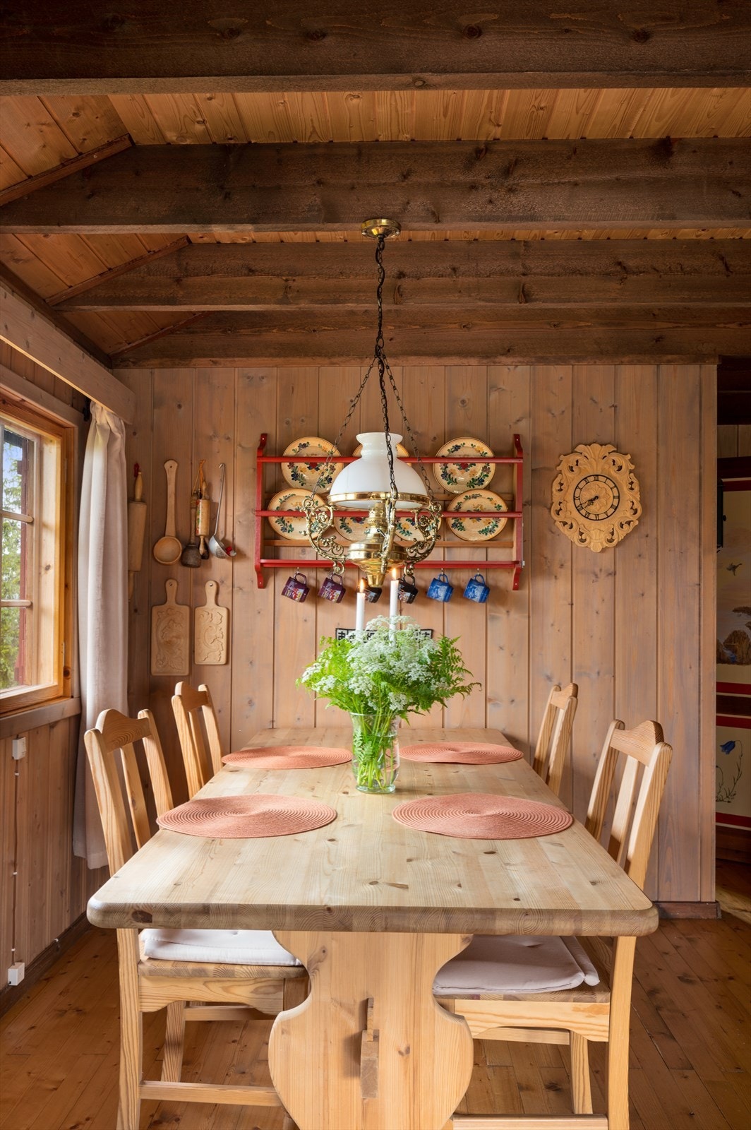 Alt av inventar og møbler vist på visningen medfølger i salget. Galleribilde