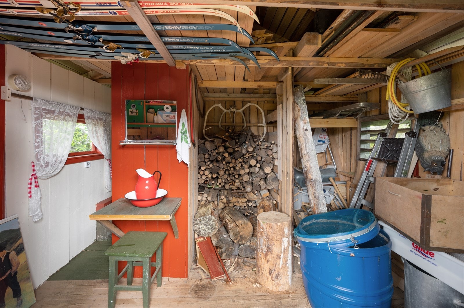 I uthuset finner vi lagringsplass og utedoen. Galleribilde