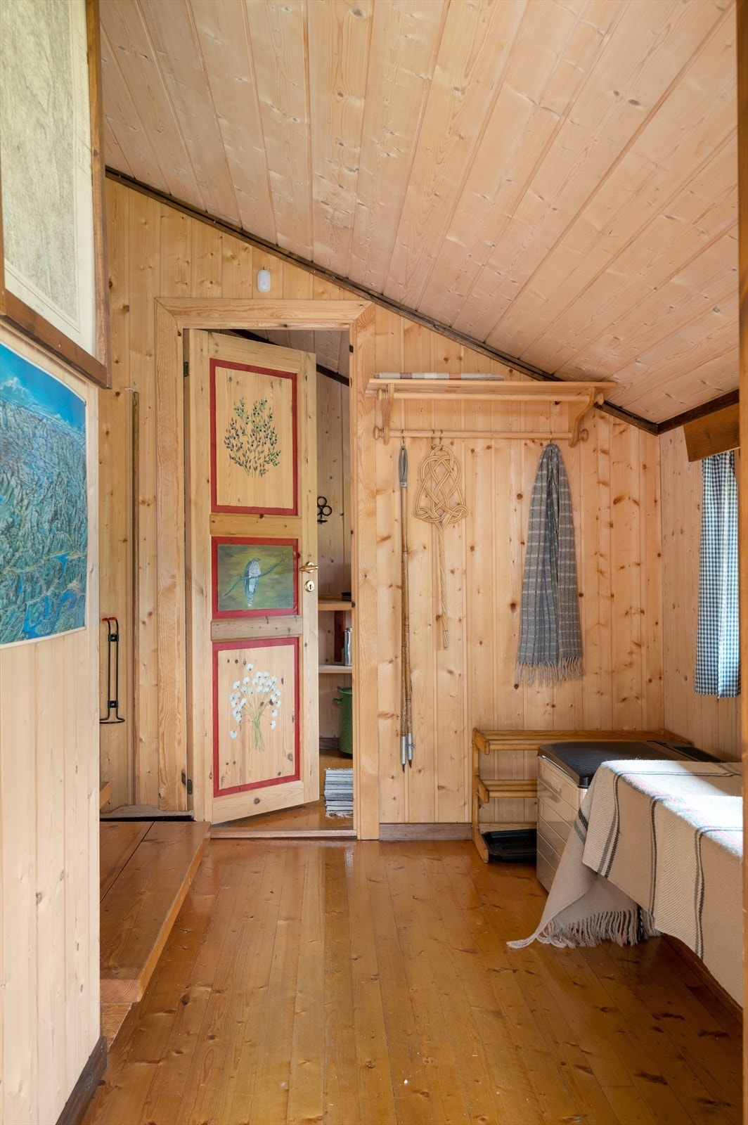 Første møte med hytta er en hyggelig entre med plass til yttertøy og sko, samt en plassbygget sittebenk med oppbevaring under. Galleribilde