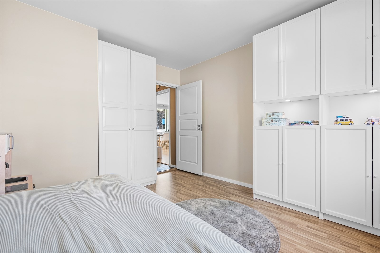 Boligens andre soverom blir i dag benyttet som barnerom og har god plass til klesoppbevaring, seng og annet tilbehør. Galleribilde