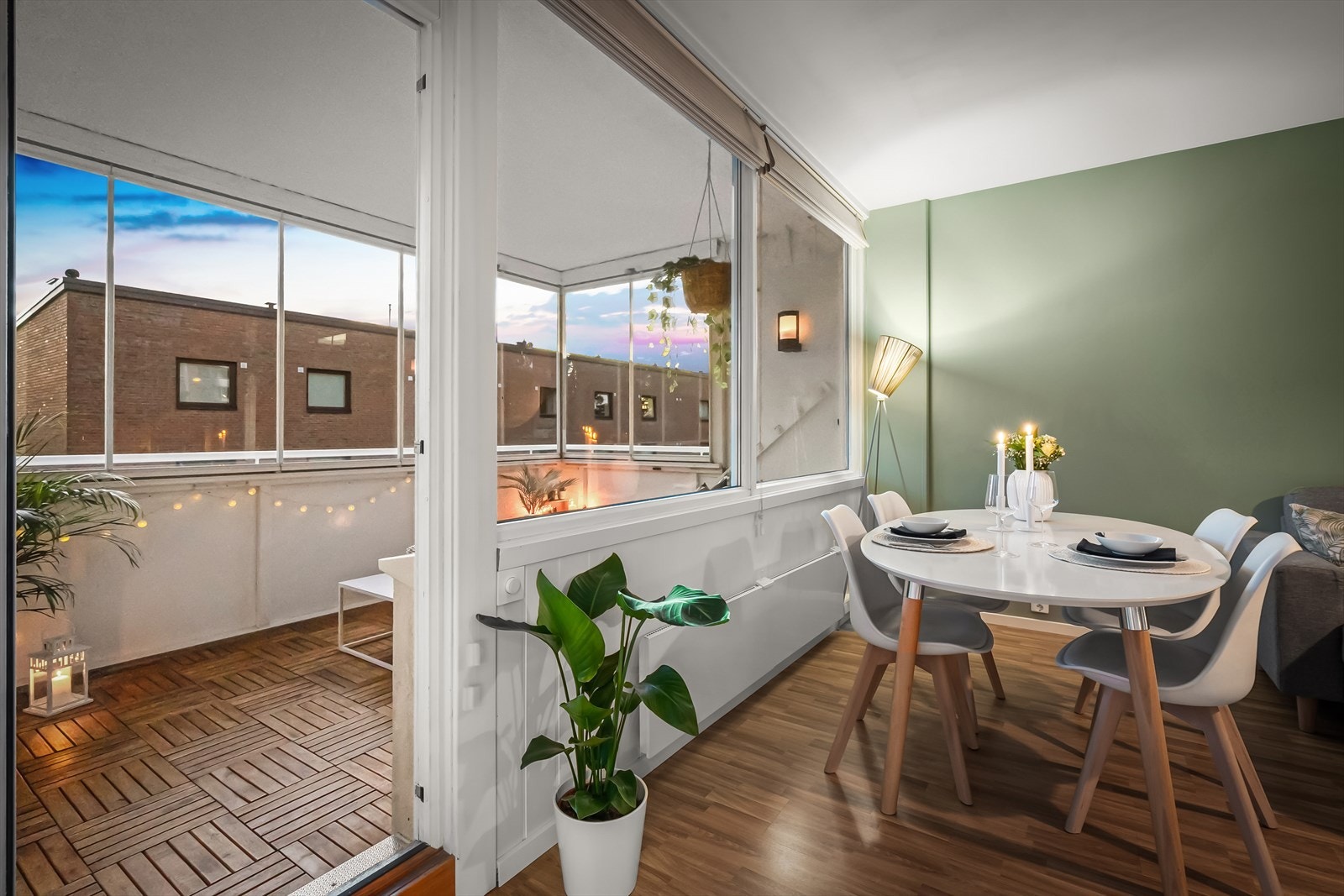 Fra stuen er det utgang til innglasset balkong. Balkongen fungerer som en naturlig forlengelse av rommet når været tillater det. Galleribilde