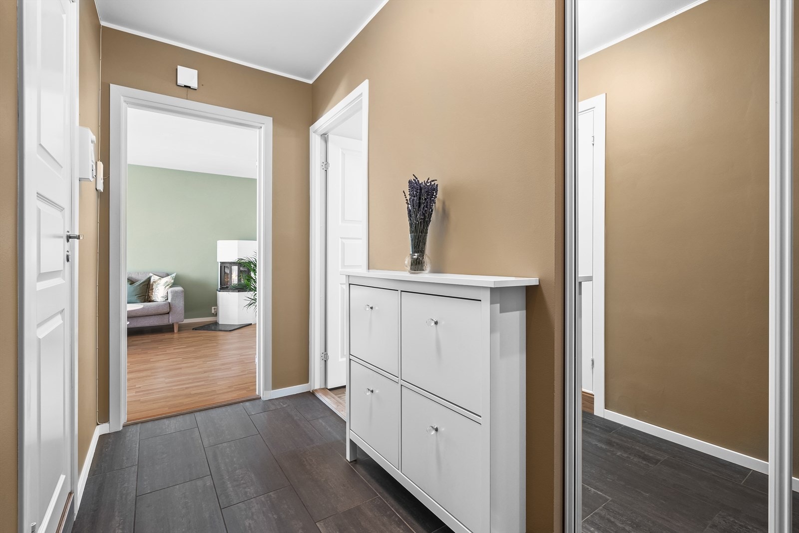 Entreen er malt i en moderne og pen farge som skaper et godt førsteinntrykk. Fra entreen er det direkte tilgang til boligens bad, stue og soverom. Galleribilde