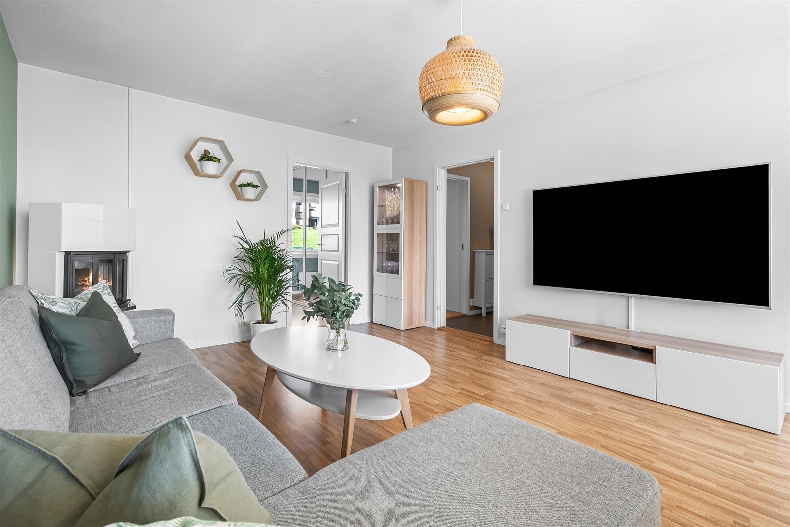 Stuen er av god størrelse, med god plass til å innrede etter eget ønske. Her kan du lage til en hyggelig sofakrok og spisegruppe, samtidig som man bevarer den luftige følelsen. Galleribilde