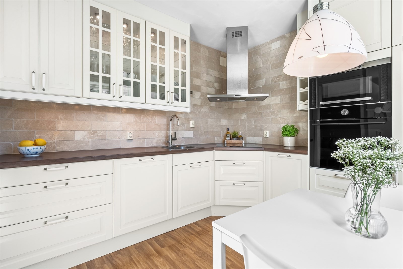 Kjøkkenet har god skap- og benkeplass med praktiske høyskap og brede skuffer. Her kan man kose seg under matlagingen, perfekt for hobbykokken. Galleribilde