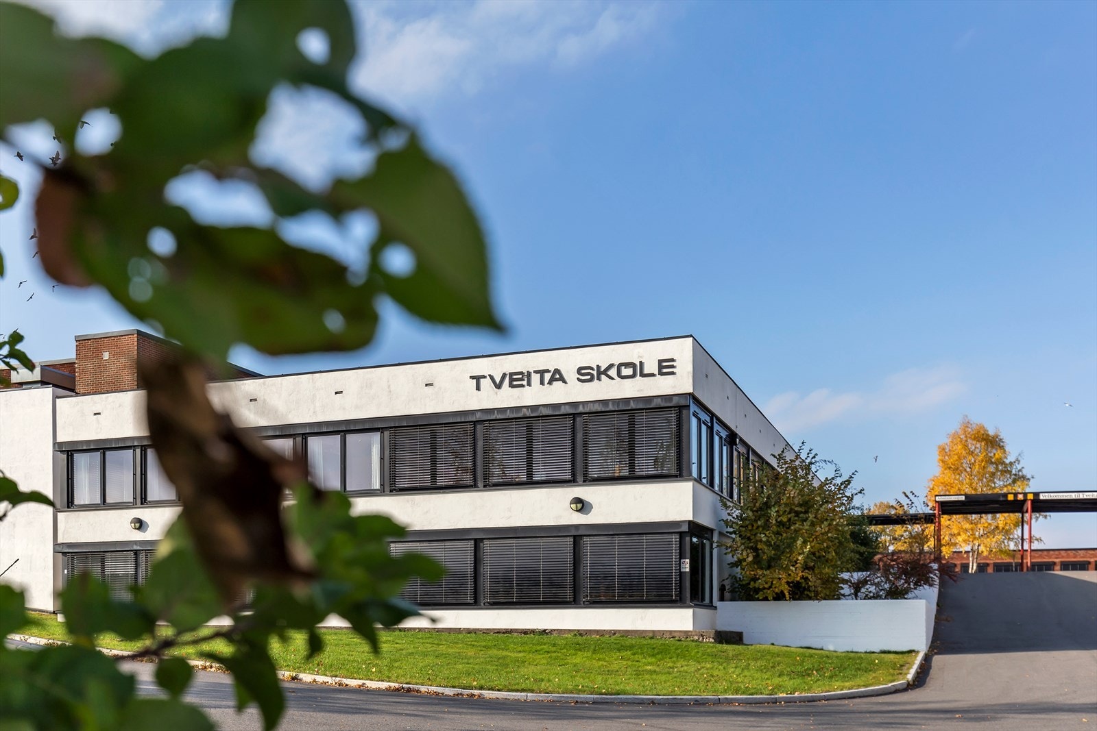 Tveita skole går fra 1-7. trinn og ligger like ved boligen. Galleribilde