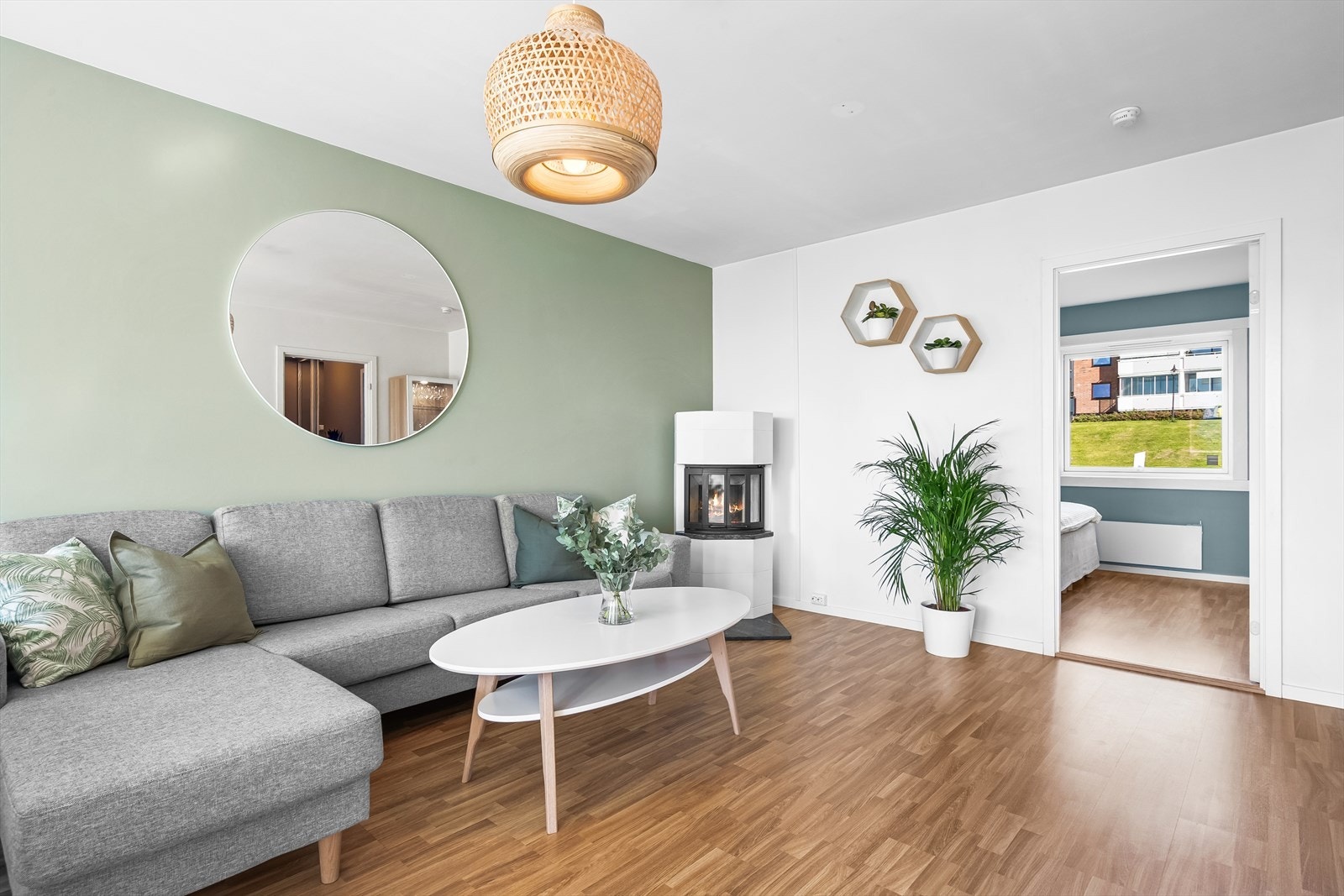 I stuen er det lagt laminat på gulv og lyse malte overflater. Galleribilde