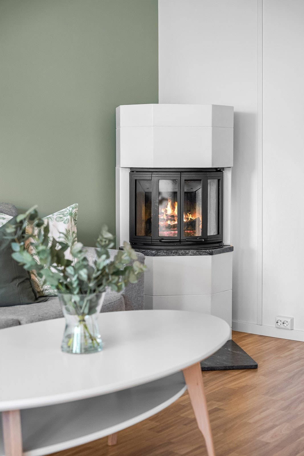 Det er satt inn peisovn som skaper en lun og hyggelig stemming, samtidig som det bidrar til effektiv oppvarming av boligen. Galleribilde