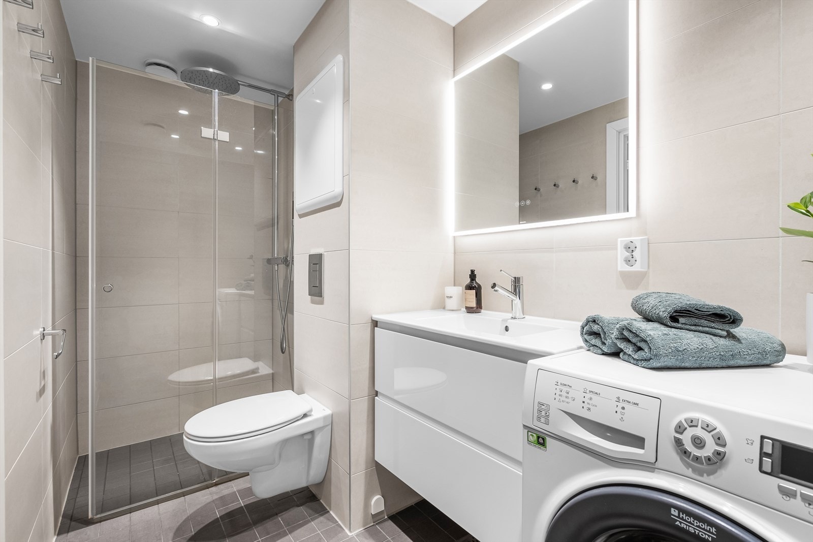 Lekkert og moderne flislagt bad pusset opp i regi av borettslaget i 2021. stor hjørnedusj med innfellbare dører og regndusj. Galleribilde