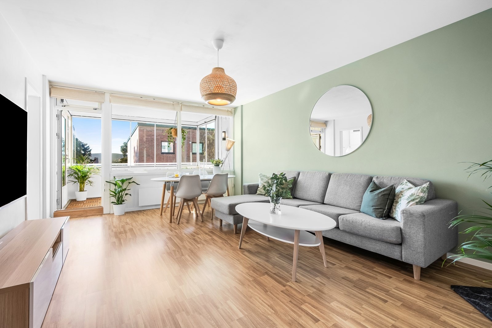 Store vindusflater bidrar til en god romfølelse og rikelig med naturlig lys. Galleribilde