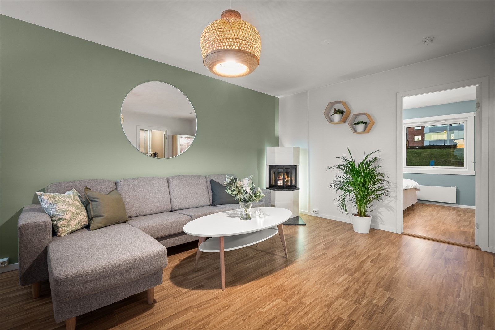 Velholdt og pen tre roms beliggende i byggets andre etasje. Galleribilde