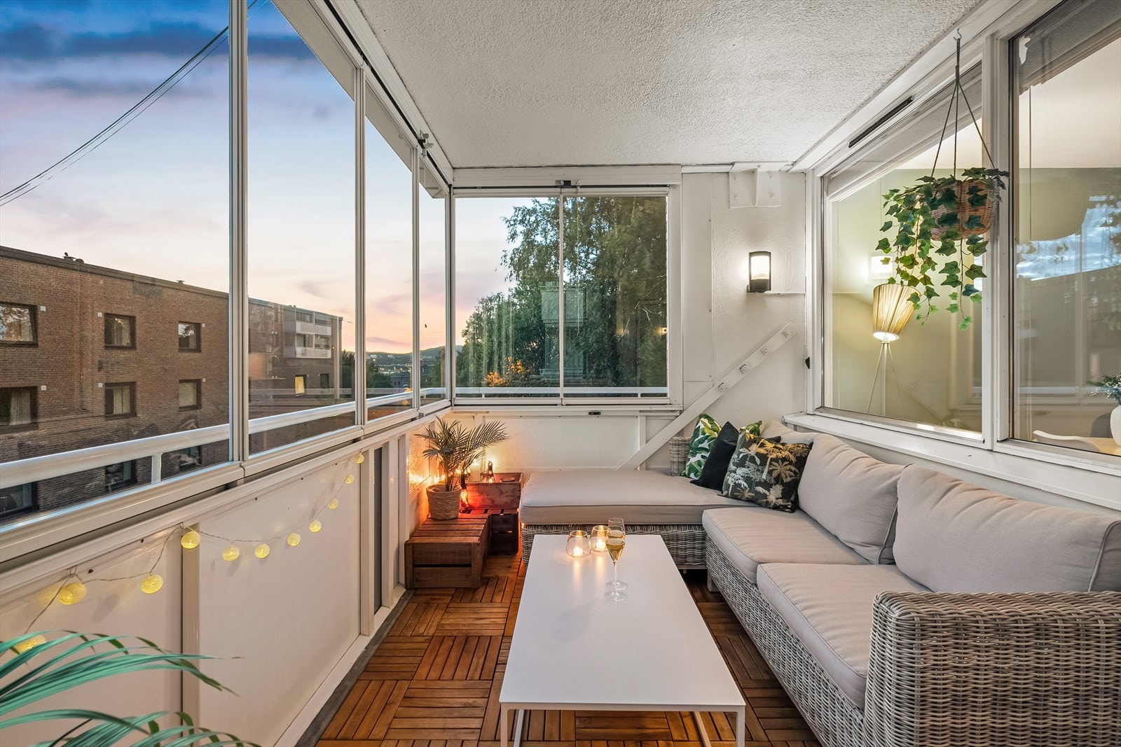 Her kan du nyte ettermiddag- og kveldssol på en lun og romslig balkong. Galleribilde