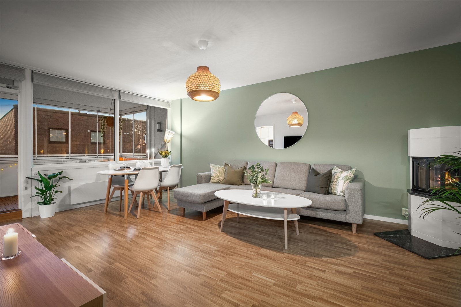 Hyggelig kveldsstemning i stue. Galleribilde