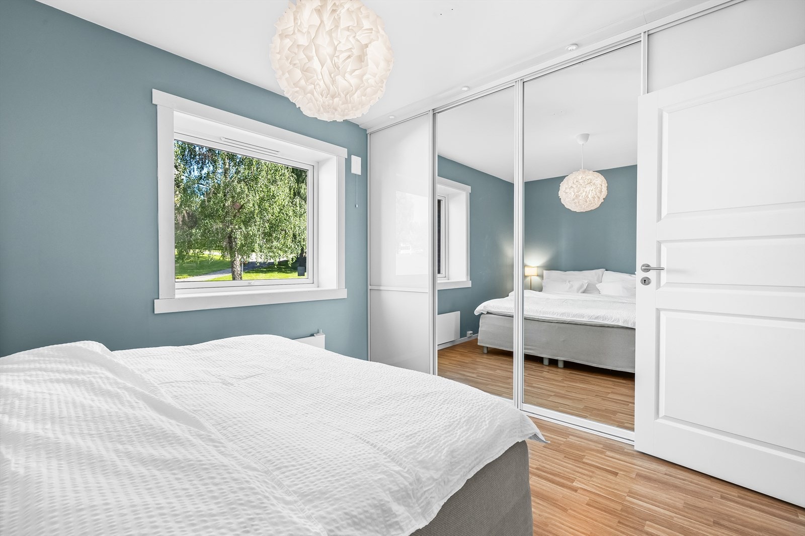 Soverommet har stor skyvedørsgarderobe med speilfronter og god plass til dobbeltseng med tilhørende nattbord. Galleribilde