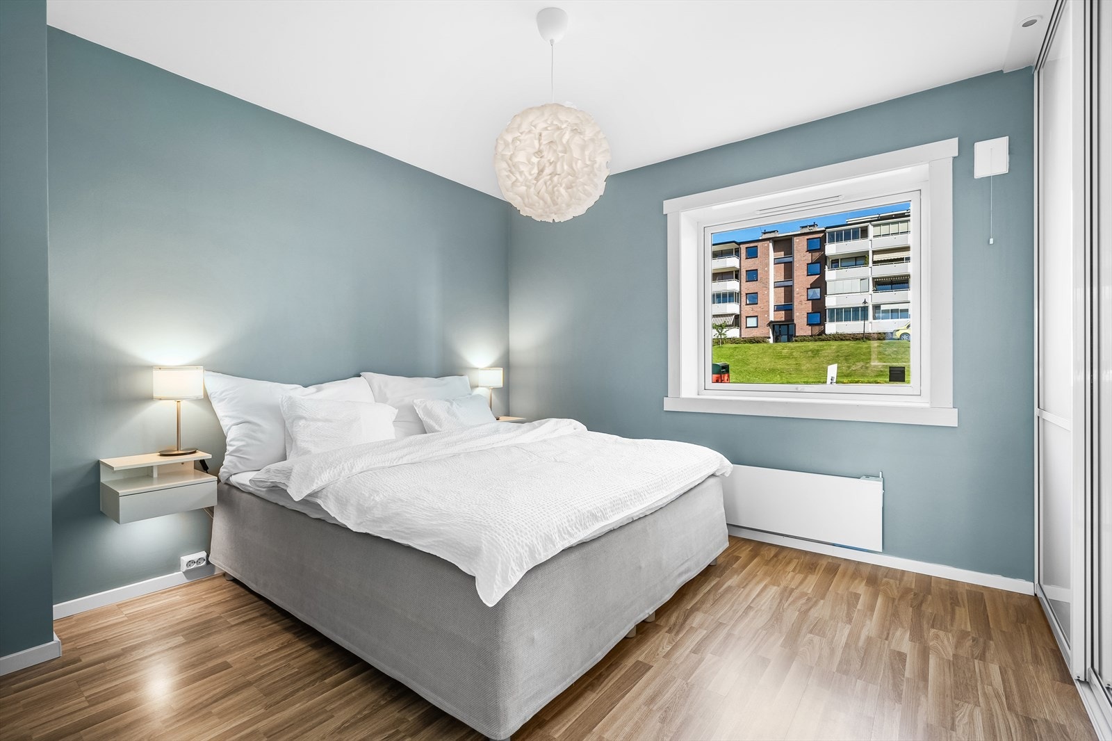 Hovedsoverommet er malt i en behagelig og rolig farge med laminat på gulv. Galleribilde