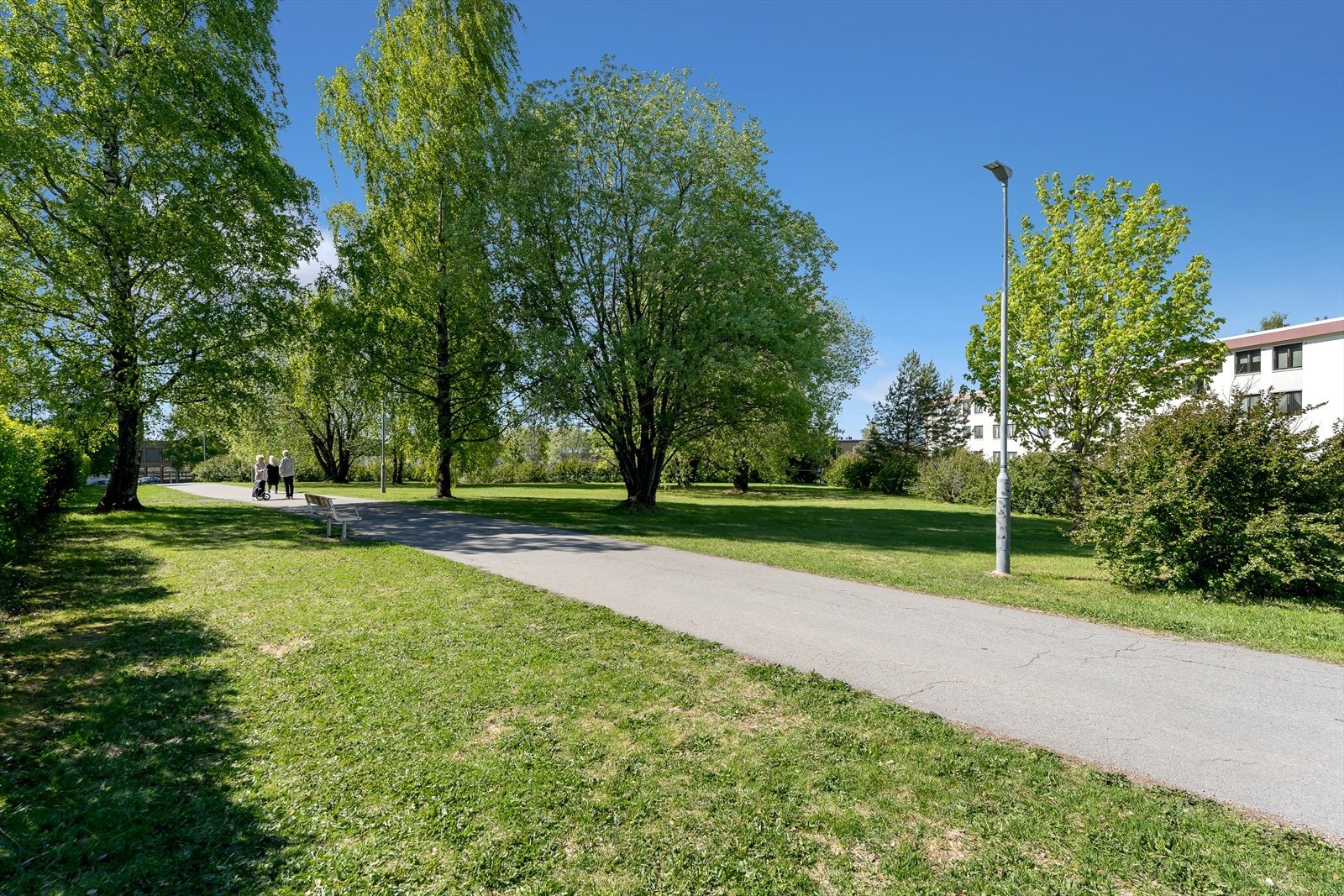 Tveitaparken ligger like ved boligen og er et hyggelig oppholdssted med lekeområder, benker, fellesgrill og diverse beplantning. Galleribilde