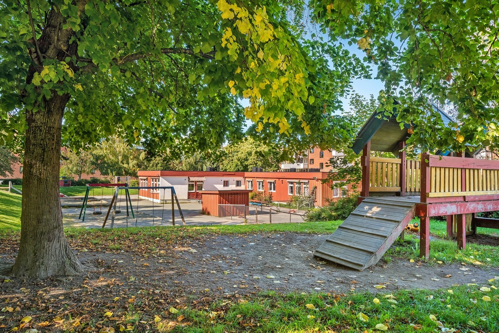 Nærmeste barnehage er Smallvollskogen barnehage, barnehagen ligger ca fem minutter unna boligen med gange. Galleribilde