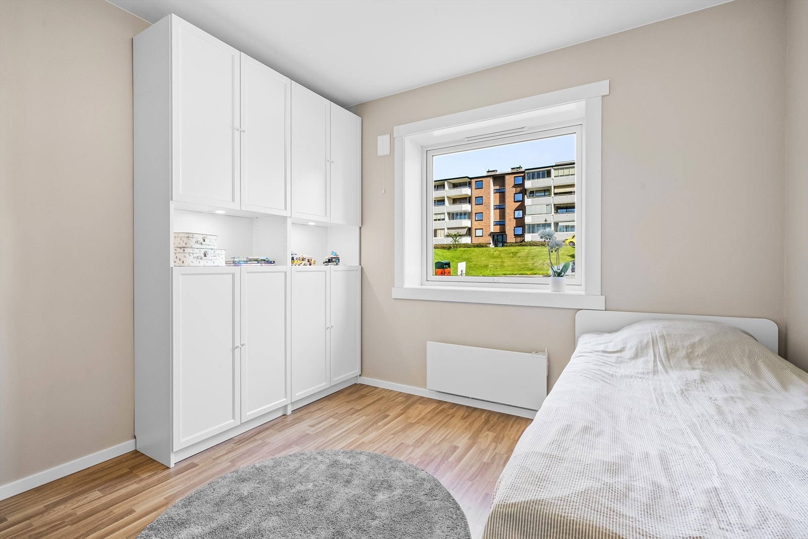 Soverommet vender ut mot rolige omgivelser med utsyn til borettslagets fellesarealer. Galleribilde